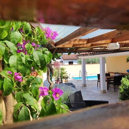 Holiday Home "Mala Kuca " With Heated Pool Pula Exterior photo