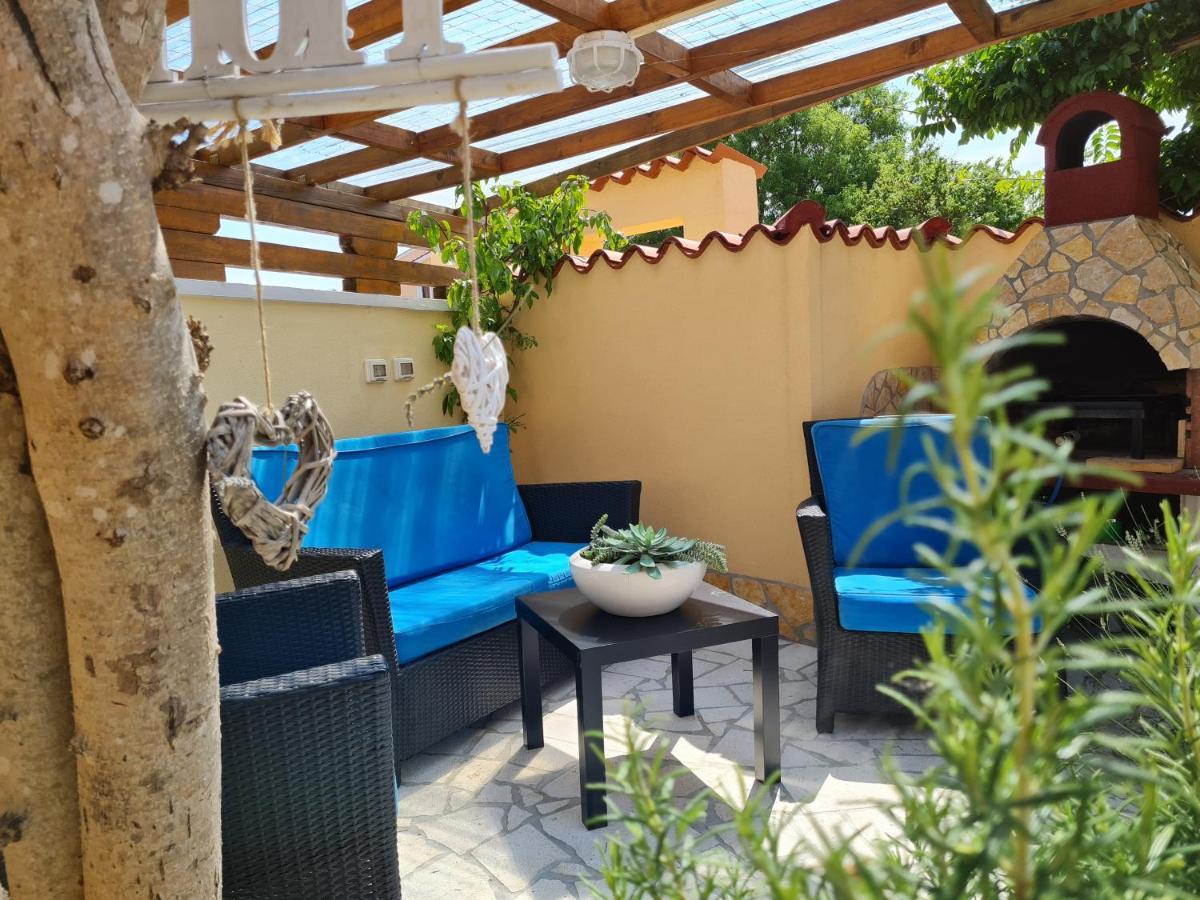 Holiday Home "Mala Kuca " With Heated Pool Pula Exterior photo