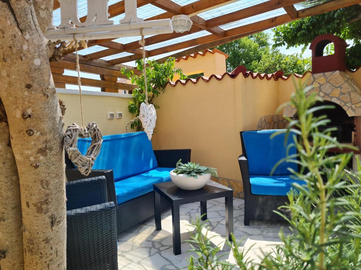 Holiday Home "Mala Kuca " With Heated Pool Pula Exterior photo