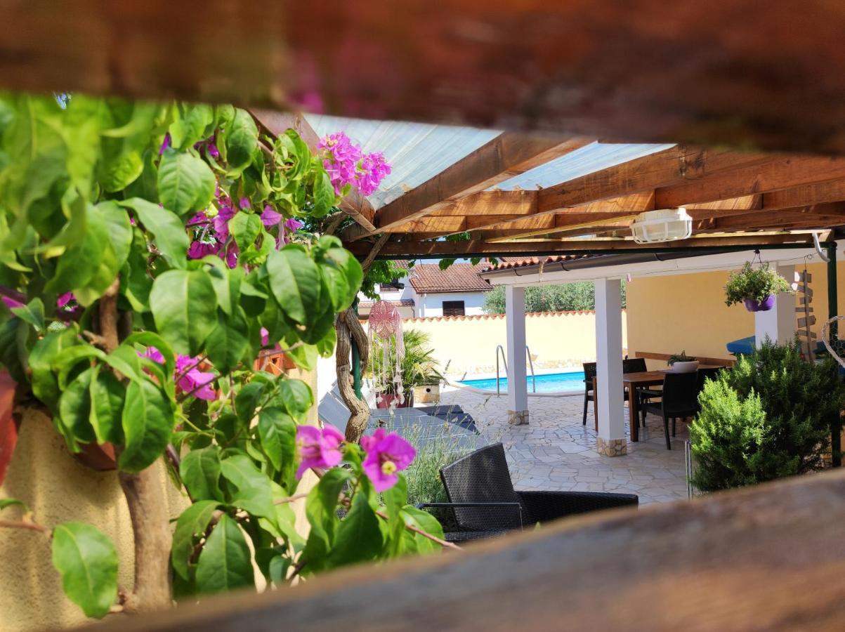 Holiday Home "Mala Kuca " With Heated Pool Pula Exterior photo