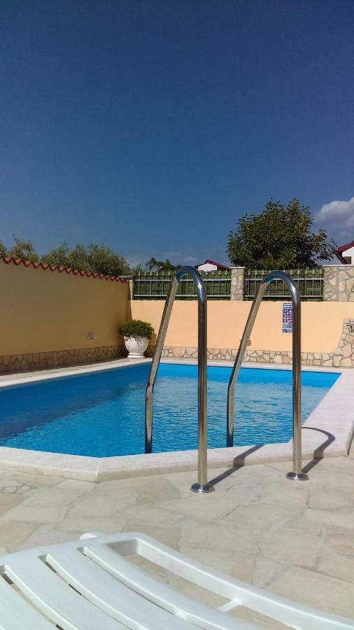 Holiday Home "Mala Kuca " With Heated Pool Pula Exterior photo