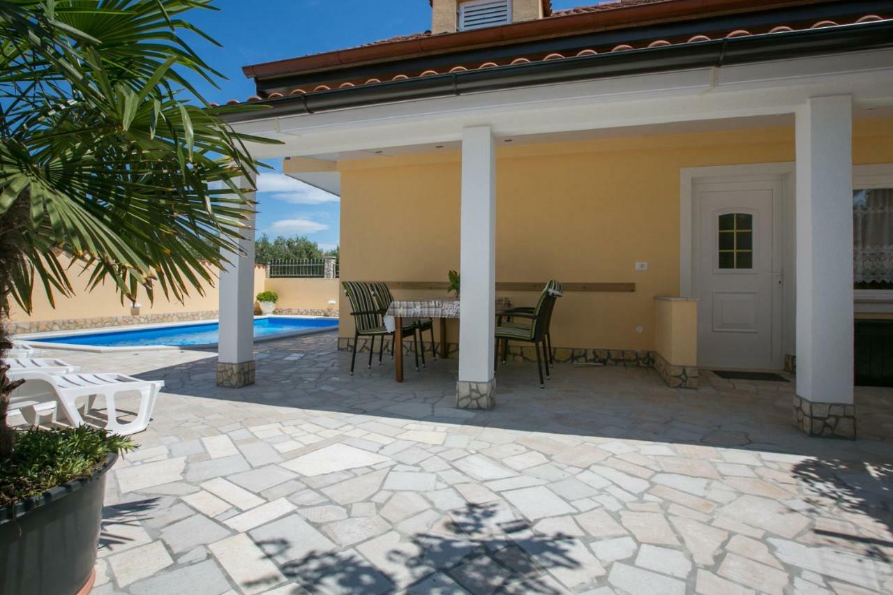 Holiday Home "Mala Kuca " With Heated Pool Pula Exterior photo
