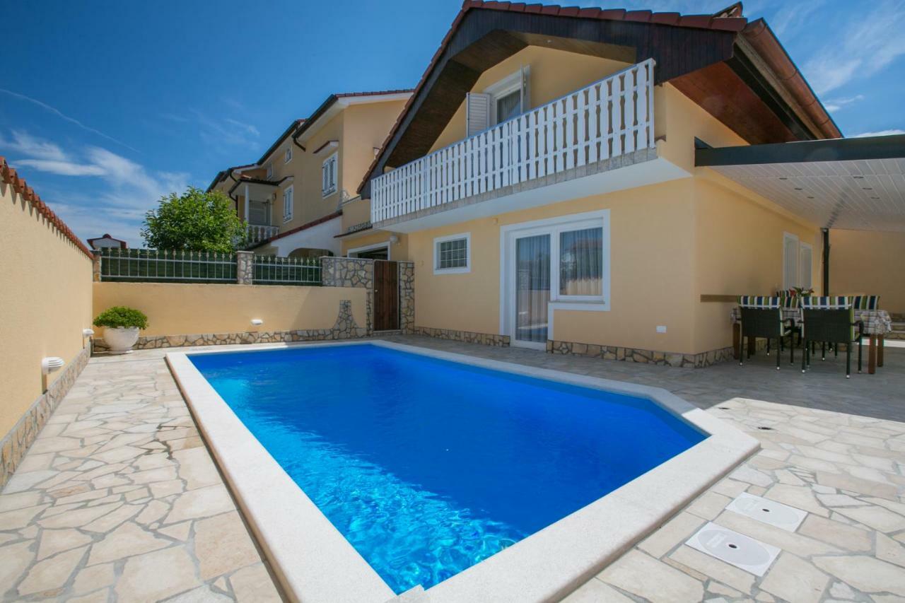 Holiday Home "Mala Kuca " With Heated Pool Pula Exterior photo